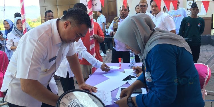 Pjs Bupati Bone Bolango, Budiyanto Sidiki saat melakukan simulasi pemungutan dan penghitungan suara Pemilihan Gubernur dan Wakil Gubernur, Bupati dan Wakil Bupati serta penggunaan Aplikasi Sirekap Pilkada 2024 yang digelar di Halaman Gedung Bone Bolango Business Center, Kecamatan Kabila, Rabu (13/11/2024). (Foto Indra/Gopos)