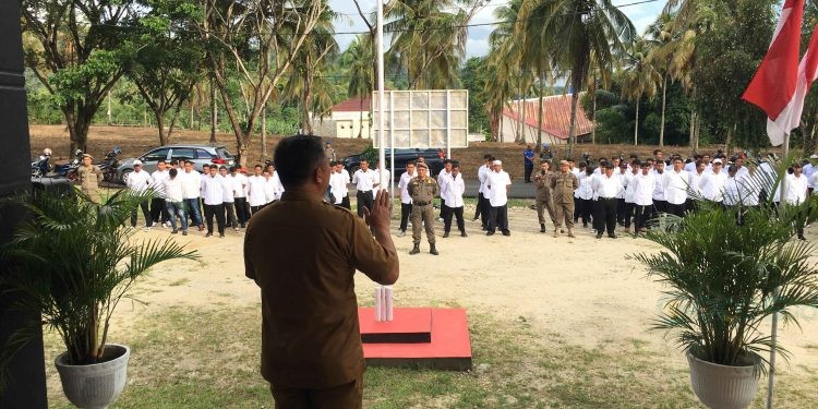 : Pjs Bupati Bone Bolango, Budiyanto Sidiki saat memberikan arahan pada pelaksanaan Apel Siaga Satlinmas Dalam Menghadapi Pilkada Serentak Tahun 2024 di Kabupaten Bone Bolango yang dilaksanakan di Halaman Dinas Satpol PP dan Pemadam Kebakaran, Selasa (12/11/2024). (Foto Indra/Gopos)