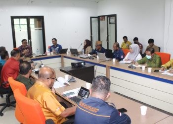 Pjs Bupati Bone Bolango, Budiyanto Sidiki saat memimpin rapat Optimalisasi Capaian Indeks MCP Bone Bolango di Mall Pelayanan Publik (MPP), Kamis (14/11/2024). (F. Yudi/Prokopim)