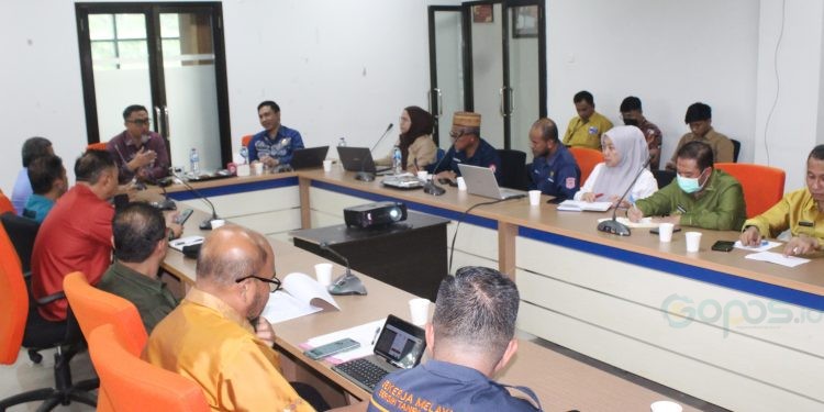 Pjs Bupati Bone Bolango, Budiyanto Sidiki saat memimpin rapat Optimalisasi Capaian Indeks MCP Bone Bolango di Mall Pelayanan Publik (MPP), Kamis (14/11/2024). (F. Yudi/Prokopim)