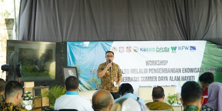 Pjs Bupati Bone Bolango, Budiyanto Sidiki saat memberikan sambutan pada kegiatan Workshop Konservasi Maleo Melalui Pengembangan Ekowisata Terpadu Berbasis Sumber Daya Alam Hayati yang dilaksanakan di Wadala Stabile Perintis, Kecamatan Suwawa, Jumat (15/11/2024). (F. Onal/Prokopim)