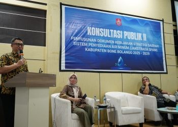Pjs Bupati Bone Bolango, Budiyanto Sidiki saat memberikan sambutan pada Penyusunan Dokumen Kebijakan Strategis Daerah Penyelenggaraan Sistem Penyediaan Air Minum (Jakstrada SPAM) Tahun 2025 – 2029 di Aula Bappeda Litbang Bone Bolango, Jumat (15/11/2024). (F. Onal/Prokopim)