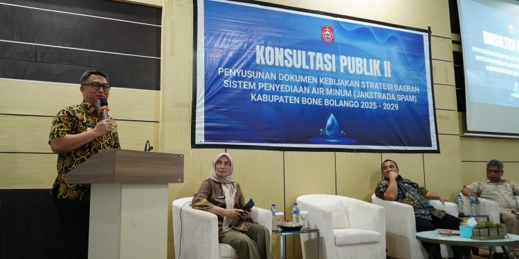 Pjs Bupati Bone Bolango, Budiyanto Sidiki saat memberikan sambutan pada Penyusunan Dokumen Kebijakan Strategis Daerah Penyelenggaraan Sistem Penyediaan Air Minum (Jakstrada SPAM) Tahun 2025 – 2029 di Aula Bappeda Litbang Bone Bolango, Jumat (15/11/2024). (F. Onal/Prokopim)