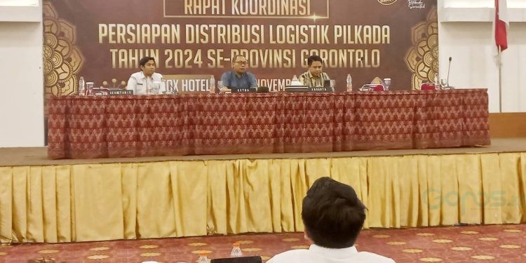 Sophian Rahmola saat membuka pelaksanaan Rapat Koordinasi Persiapan Distribusi Logistik Pilkada 2024 Se-Provinsi Gorontalo di Hotel Fox Kota Gorontalo, Kamis-Jumat (21-22/11).