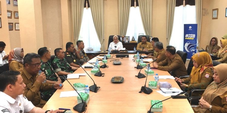 Bupati Bone Bolango, Merlan S. Uloli saat memimpin Rapat Forkopimda terkait persiapan pelaksanaan pemungutan dan penghitungan suara pada Pilkada Serentak 2024 di Ruang Rapat Bupati, Senin (25/11/2024). (Foto Indra/Gopos)
