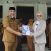 Pjs Bupati Bone Bolango 2024, Budiyanto Sidiki saat menyerahkan nota kinerja kepada Bupati Bone Bolango, Merlan S. Uloli, Senin (25/11/2024). (Foto Yudi/Prokopim)