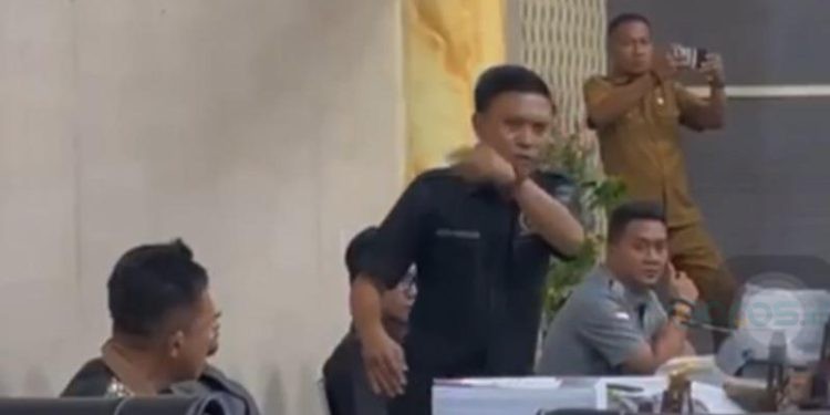Tangkapan layar saat Anggota DPRD Kabupaten Gorontalo, Anton Abdullah mengamuk ketika rapat DPRD.