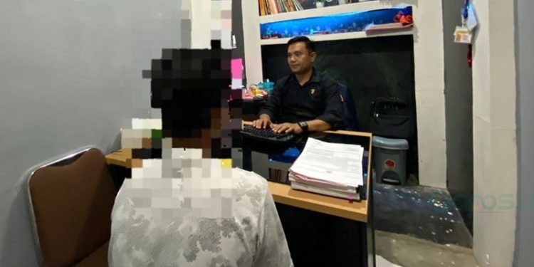 AM (32) tersangka kasus kejahatan seksual terhadap anak di bawah umur saat diperiksa penyidik Reskrim Polresta Gorontalo Kota.(Foto Polres)