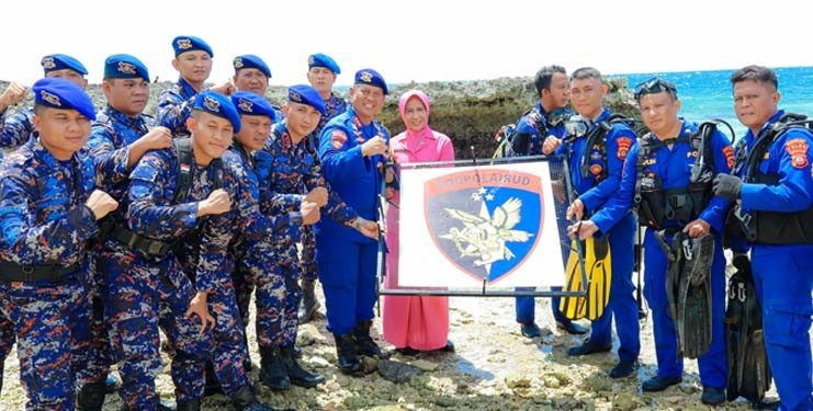Direktur Polairud Polda Gorontalo, Kombes Pol Saiful Alam,SH, SIK, MH  bersama personelnya. (foto.istimewa)