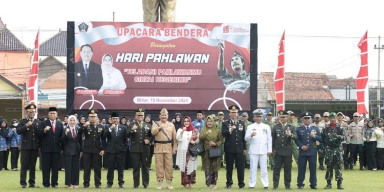 Wakil Ketua DPRD Kabupaten Blitar, Muhammad Rifai dan Ratna Dewi saat menghadiri Upacara Hari Pahlawan ke-79 di Alon-alon Kanigoro, Kabupaten Blitar, 10 November 2024. (Foto: Pemkab Blitar)