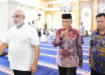 Pj Walikota Gorontalo Ismail Madjid saat mendampingi salah satu dubes dari Timur Tengah usai sholat Jumat.(Foto Nandar Gopos)
