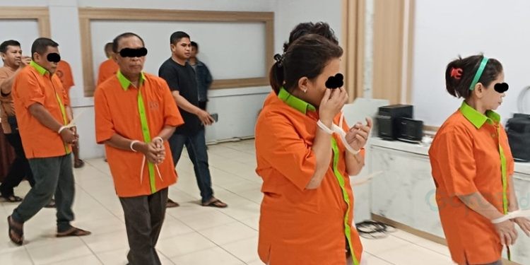Para tersangka judi kartu remi saat digiring di Polresta Gorontalo Kota, Rabu (13/11/2024).(Foto Sari Gopos)