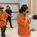 Para tersangka judi kartu remi saat digiring di Polresta Gorontalo Kota, Rabu (13/11/2024).(Foto Sari Gopos)