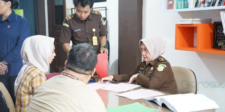 NFP alias Dila didampingi kuasa hukumnya saat pelimpahan berkas ke Kejari Kota Gorontalo, Selasa (26/11/2024).(Foto Kejari)