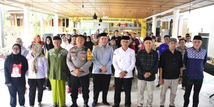 Pencanangan sekaligus sosialisasi Kampung Anti Politik Uang di Kedai Kafe Sera, Kota Gorontalo, Rabu (13/11/2024).(foto Nandar Gopos)