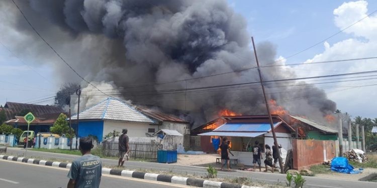 Dua rumah semi permanen dan bangunan PDAM Tirta Molango terbakar, Jumat (1/11/2024).(foto yusuf gopos)