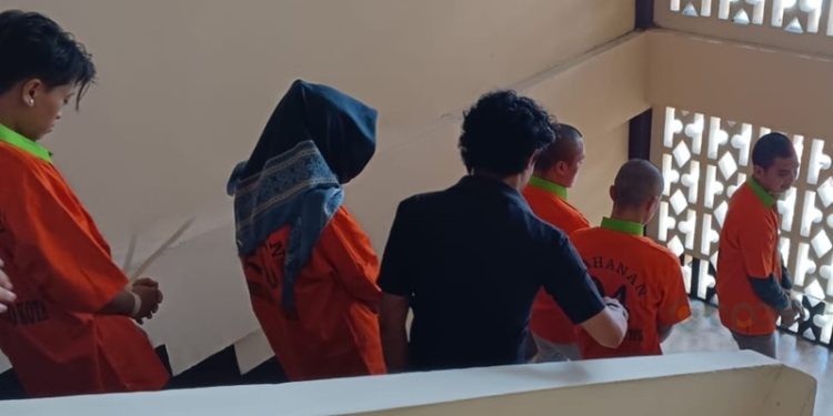 Beberapa tersangka TPPO jaringan prostitusi online lewat aplikasi MiChat saat digelandang di Polresta Gorontalo Kota, Rabu (13/11/2024).(Foto Sari Gopos)