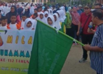 Pj Sekda Kabupaten Goorntalo, Haris Tome saat melepas peserta jalan sehat pencanangan Milad Muhammadiyah, Rabu (06/11/24).
