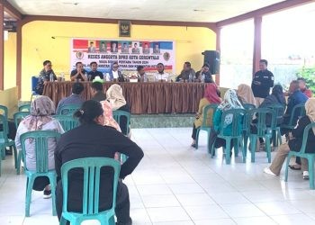 Reses Anggota DPRD Kota Gorontalo Dapil IV untuk menerima aspirasi dari masyarakat di Kecamatan Kota Utara, Kamis (14/11/2024).(Foto Rama/Gopos)