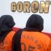 Dua IRT berinisial MP dan FS asal Kecamatan Dungingi saat konferensi pers di Polresta Gorontalo Kota terkait kasus skincare ilegal, Rabu (13/11/2024).(Foto Nandar Gopos)