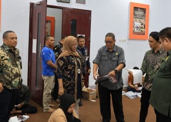 Monitoring proses sortir lipat suarat suara oleh KPU Provinsi Gorontalo dan Kejati Gorontalo di KPU Kota Gorontalo, Jumat (1/10/2024).(Foto Rama/Gopos)