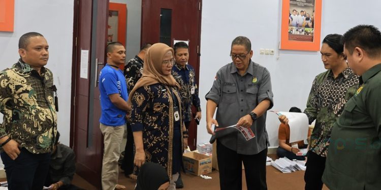 Monitoring proses sortir lipat suarat suara oleh KPU Provinsi Gorontalo dan Kejati Gorontalo di KPU Kota Gorontalo, Jumat (1/10/2024).(Foto Rama/Gopos)