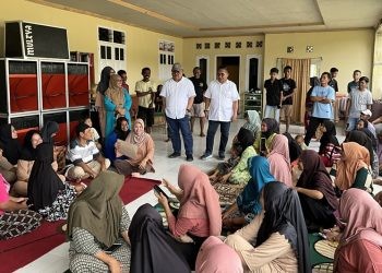 Pasangan calon Gubernur dan Wakil Gubernur Gorontalo nomor urut 1, Tonny Uloli dan Marten Taha saat blusukan di Desa Dungaliyo, Kecamatan Dungaliyo, Kabupaten Gorontalo, Minggu (3/11/2024)