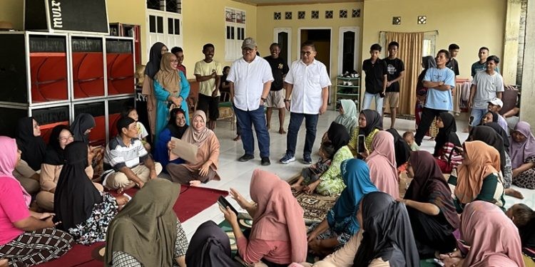 Pasangan calon Gubernur dan Wakil Gubernur Gorontalo nomor urut 1, Tonny Uloli dan Marten Taha saat blusukan di Desa Dungaliyo, Kecamatan Dungaliyo, Kabupaten Gorontalo, Minggu (3/11/2024)