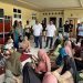 Pasangan calon Gubernur dan Wakil Gubernur Gorontalo nomor urut 1, Tonny Uloli dan Marten Taha saat blusukan di Desa Dungaliyo, Kecamatan Dungaliyo, Kabupaten Gorontalo, Minggu (3/11/2024)