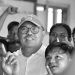 Calon Gubernur Gorontalo nomor urut 1 Tonny Uloli ketika berswafoto dengan anggota Koperasi Karyawan Maritim TKBM Pelabuhan Gorontalo.