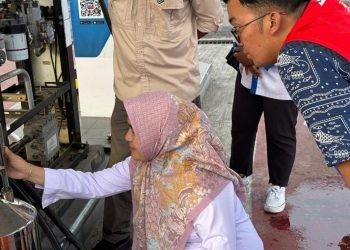 Petugas Pertamina SA Retail Sulawesi dan Gorontalo saat melakukan uji tera di beberapa SPBU untuk memastikan keakuratan dispenser BBM.(Foto Pertamina)