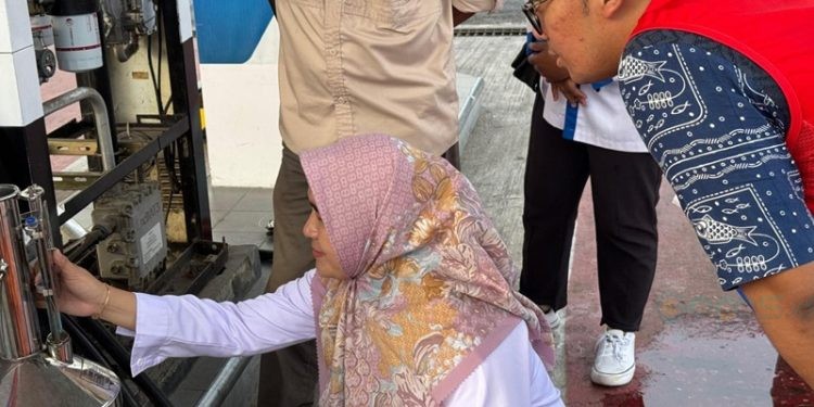 Petugas Pertamina SA Retail Sulawesi dan Gorontalo saat melakukan uji tera di beberapa SPBU untuk memastikan keakuratan dispenser BBM.(Foto Pertamina)
