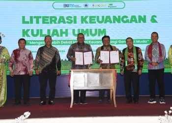 Rektor UNG Eduart Wolok bersama Direktur Umum PT Pegadaian Sulistyo usai melakukan penandatanganan kerjasama.(Foto UNG)