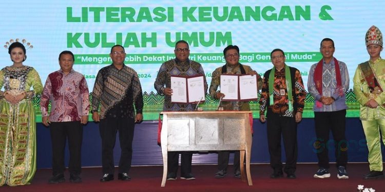 Rektor UNG Eduart Wolok bersama Direktur Umum PT Pegadaian Sulistyo usai melakukan penandatanganan kerjasama.(Foto UNG)
