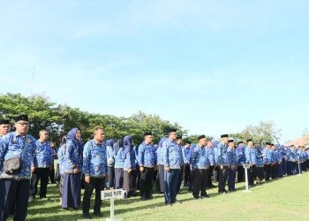 Para ASN Bone Bolango saat mengikuti Upacara Peringatan HUT Korpri ke-53 tingkat Kabupaten Bone Bolango yang dilaksanakan di Lapangan Alun-Alun, Jumat (29/11/2024). (Foto Adit/Prokopim)