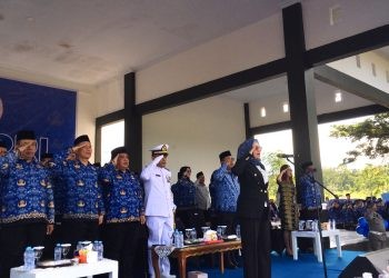 Bupati Merlan S. Uloli saat menjadi Pembina Upacara Peringatan HUT Korpri ke-53 tingkat Kabupaten Bone Bolango yang dilaksanakan di Lapangan Alun-Alun, Jumat (29/11/2024). (Foto Indra/Gopos)