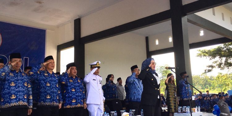 Bupati Merlan S. Uloli saat menjadi Pembina Upacara Peringatan HUT Korpri ke-53 tingkat Kabupaten Bone Bolango yang dilaksanakan di Lapangan Alun-Alun, Jumat (29/11/2024). (Foto Indra/Gopos)