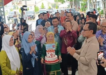 Wamendagri Bima Arya saat ikut merayakan ulang tahun dua siswa SMA Negeri 3 Gorontalo sekaligus penyerahan KTP-El, Kamis (14/11/2024).(Foto Sari Gopos)