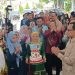 Wamendagri Bima Arya saat ikut merayakan ulang tahun dua siswa SMA Negeri 3 Gorontalo sekaligus penyerahan KTP-El, Kamis (14/11/2024).(Foto Sari Gopos)