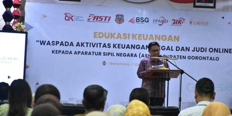 Pjs Bupati Gorontalo Syukri Botutihe saat membuka kegiatan edukasi keuangan. (Foto Humas)