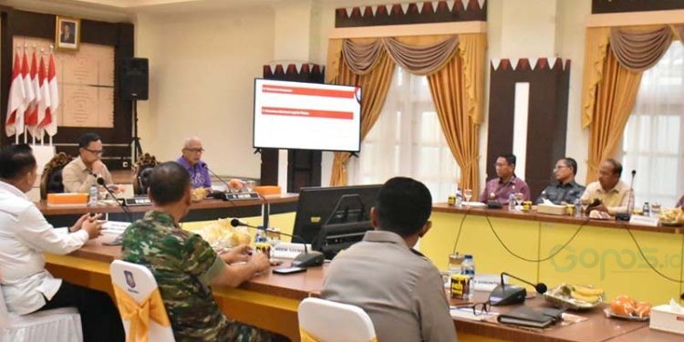 Pjs Bupati Gorontalo, Syukri Botutihe saat mengikuti Rakor persiapan Pilkada. (Foto Humas)