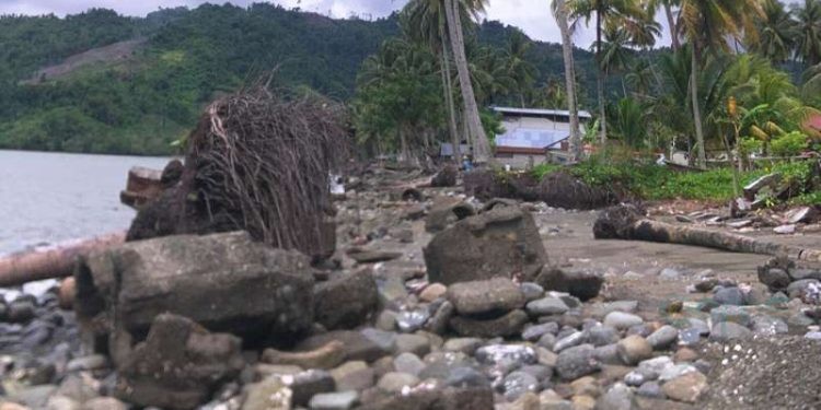 Abrasi pantai kini mengancam Desa Topi, Kecamatan Biau, Kabupaten Gorontalo Utara, Ahad (8-12-2024).