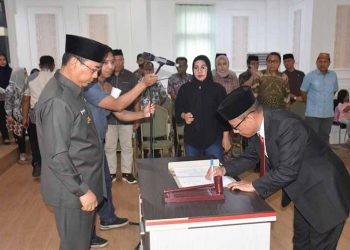 Pelantikan Penjabat Sekda Kabupaten Gorontalo, Mohamad Trizal Entengo. (Foto Humas)