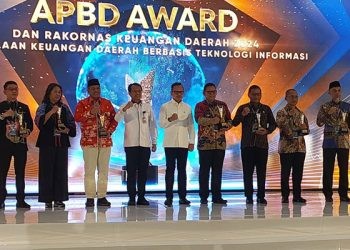 Pj Wali Kota Gorontalo, Ismail Madjid menerima penghargaan APBD Award.