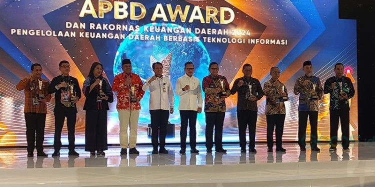 Pj Wali Kota Gorontalo, Ismail Madjid menerima penghargaan APBD Award.