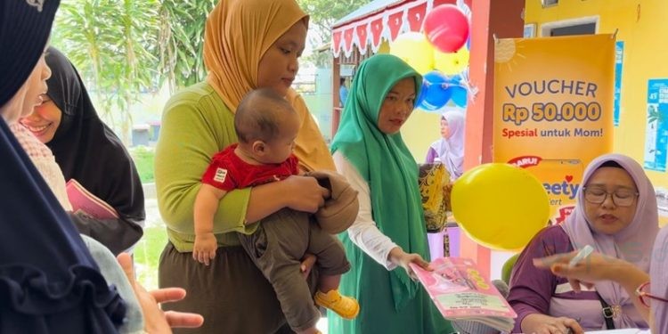 Salah seorang ibu rumah tangga di Kelurahan Buladu, Kecamatan Kota Barat, Kota Gorontalo saat mengikuti program cek kesehatan dan edukasi gizi gratis.