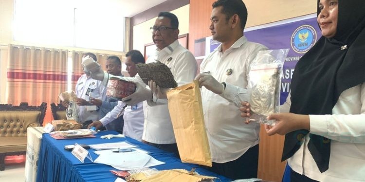 Jajaran BNNP Gorontalo saat menunjukkan barang bukti barang narkotika berupa 1 Kg ganja saat jumpa pers, Senin (23/12/2024).(Foto Rama Gopos)