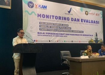 Ketua DPRD Kota Gorontalo Irwan Hunawa saat memberikan sambutan di Hotel Grand Q, Senin (23/12/2024) (Rama/Gopos)