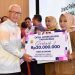 Pj Gubernur Gorontalo Rudy Salahuddin saat menyerahkan penghargaan Desa Anti Korupsi pada peringatan Hari Anti Korupsi Sedunia tahun 2024, Selasa (3/12/2024).(Foto Fadil Diskominfotik)