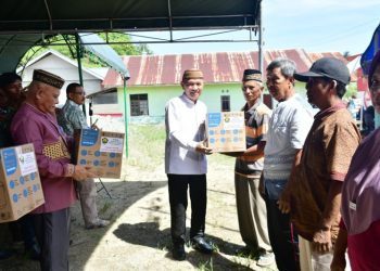 Bupati Pohuwato, Saipul Mbuinga, menyerahkan bantuan alat masak kepada masyarakat Panca Karsa 1, Selasa (06/13/2024) (Foto Iwan Karim)